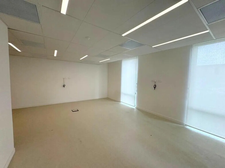 Office in Versailles for lease - Interior Photo - Image 3 of 15