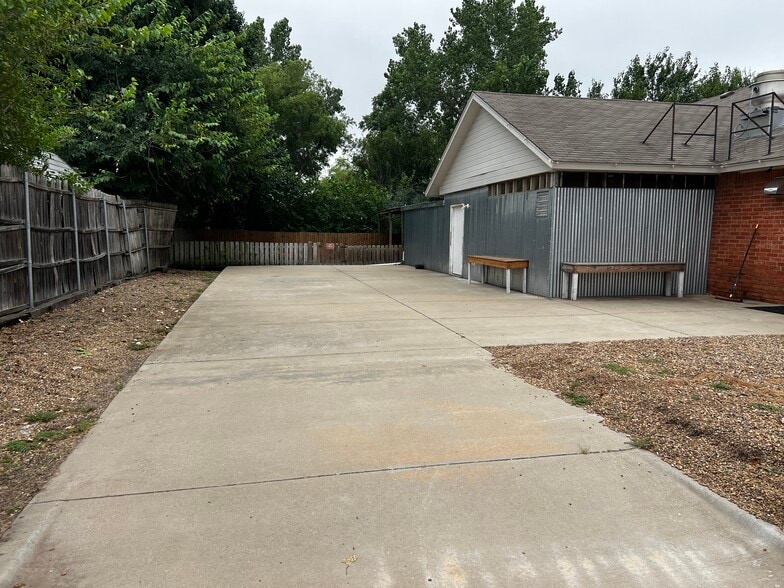 724 W 15th St, Edmond, OK à louer - Photo du bâtiment - Image 3 de 17