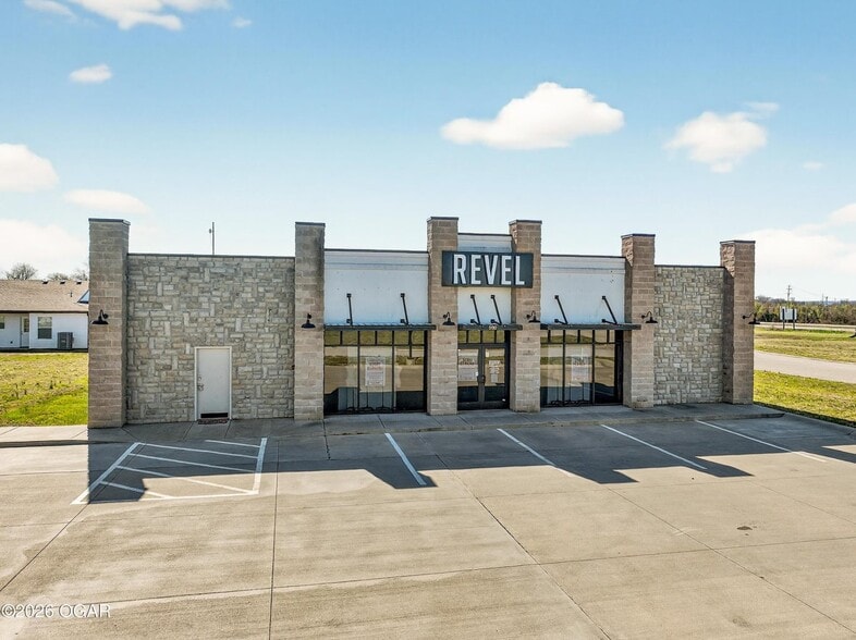 500 Peachtree Dr, Carthage, MO for sale - Building Photo - Image 2 of 17