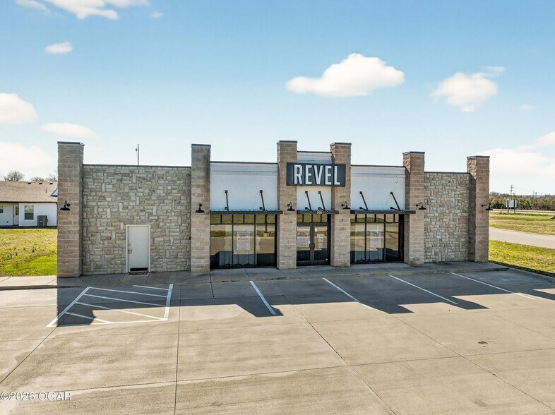 500 Peachtree Dr, Carthage, MO à vendre - Photo du bâtiment - Image 2 de 17
