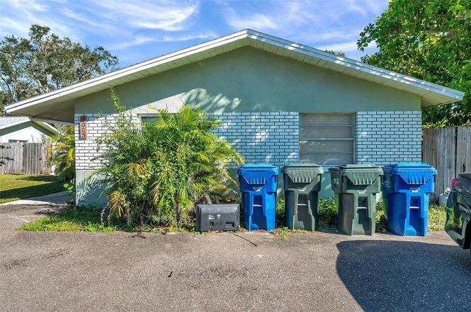 1005 Lake Palms Dr, Largo, FL à vendre - Photo du bâtiment - Image 2 de 9