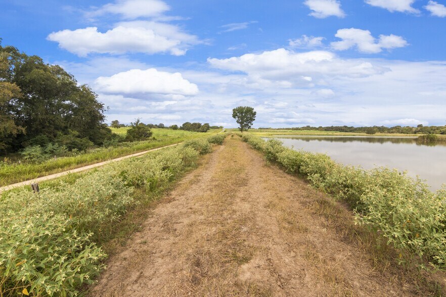 17 Armstrong Derry, Flatonia, TX à vendre - Photo du bâtiment - Image 2 de 14