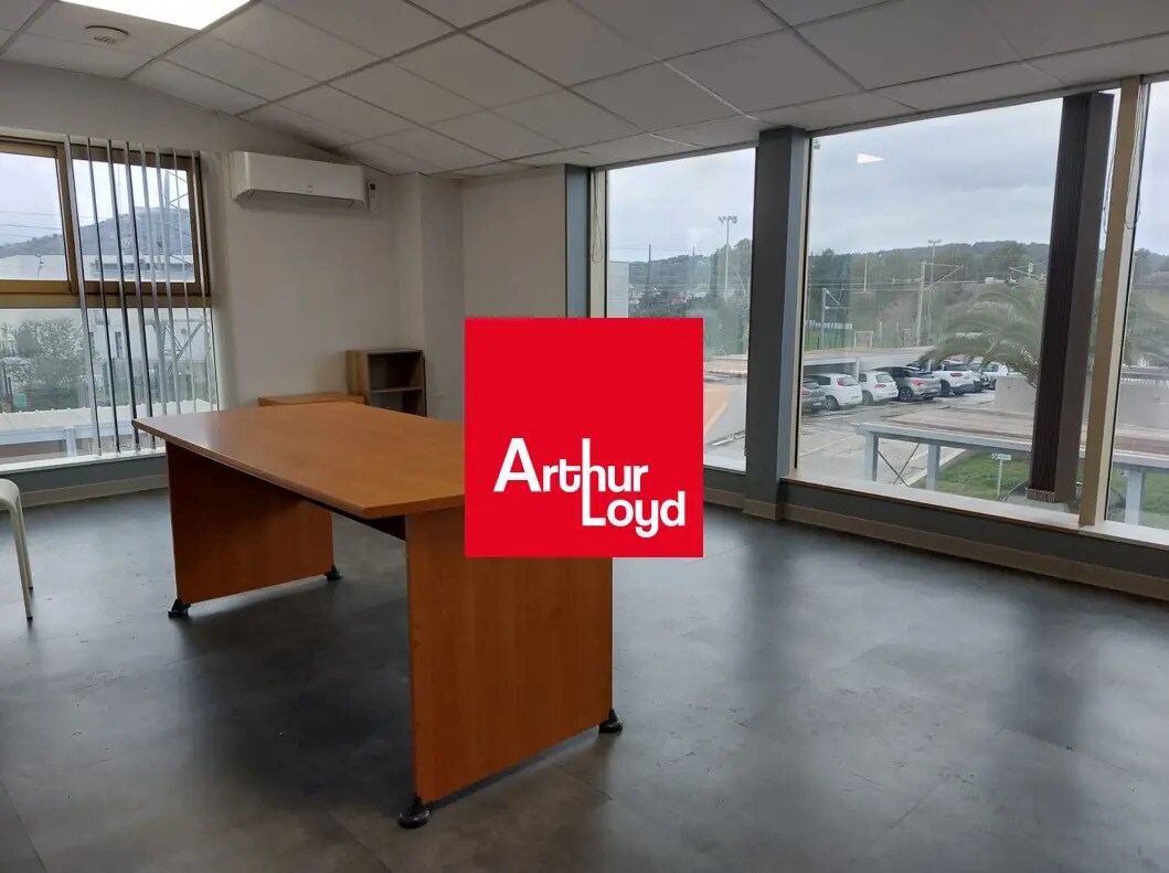 Office in Six-Fours-les-Plages for lease Interior Photo- Image 1 of 8