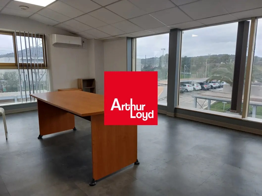 Office in Six-Fours-les-Plages for lease Interior Photo- Image 1 of 7