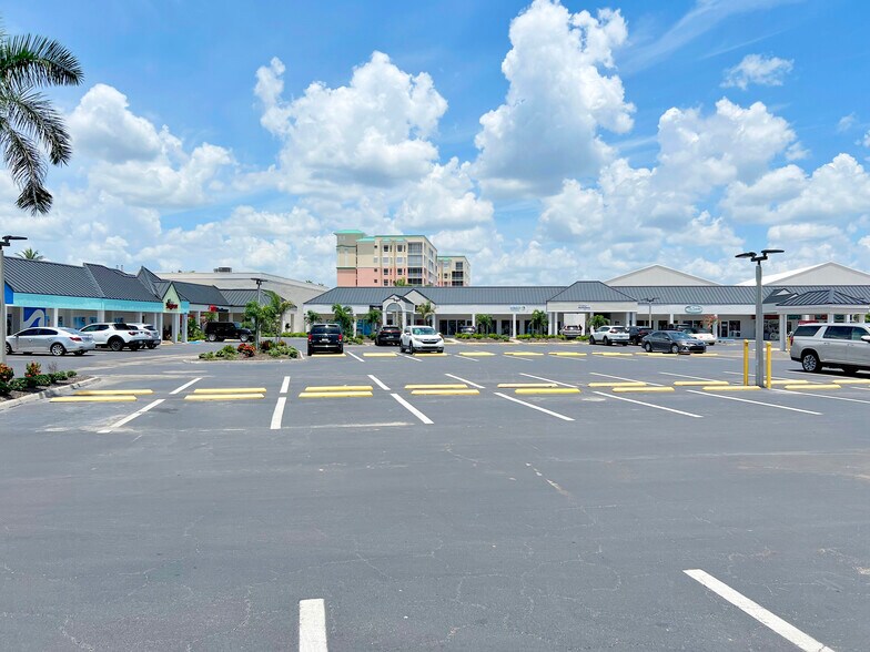 7205 Estero Blvd, Fort Myers, FL à louer - Photo du bâtiment - Image 3 de 7