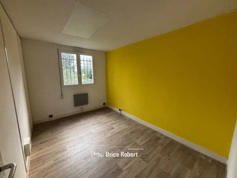 Retail in Lyon for lease - Interior Photo - Image 1 of 5