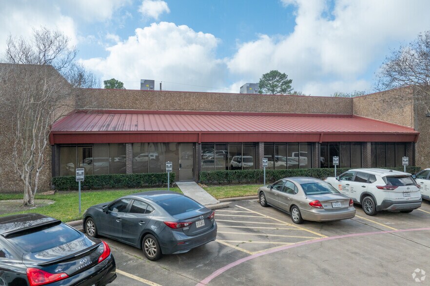 9777 W Gulf Bank Rd, Houston, TX à louer - Photo du bâtiment - Image 1 de 8