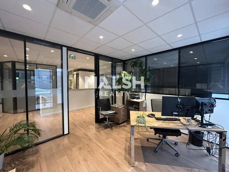 Office in Lyon for lease - Building Photo - Image 2 of 14