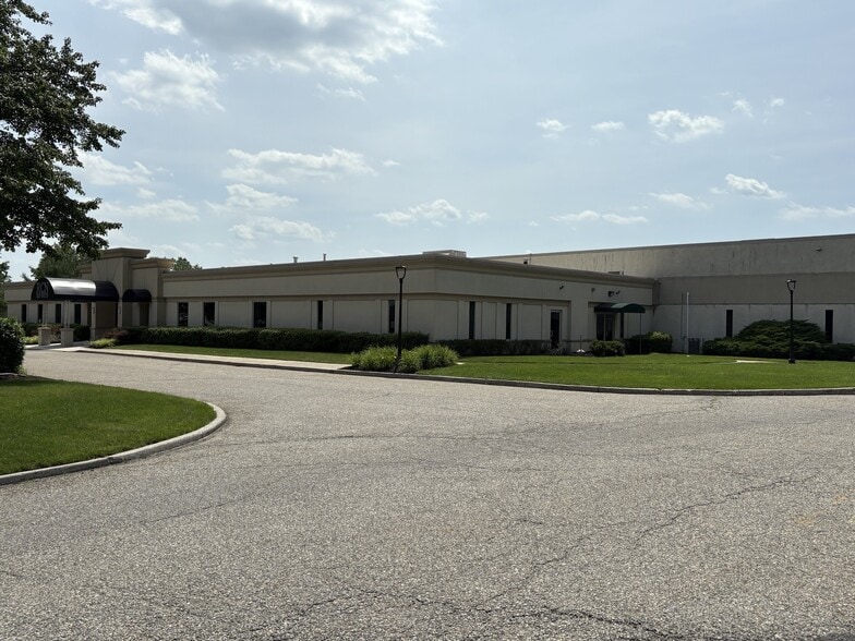 135 Raritan Center Pky, Edison, NJ for lease - Building Photo - Image 2 of 6