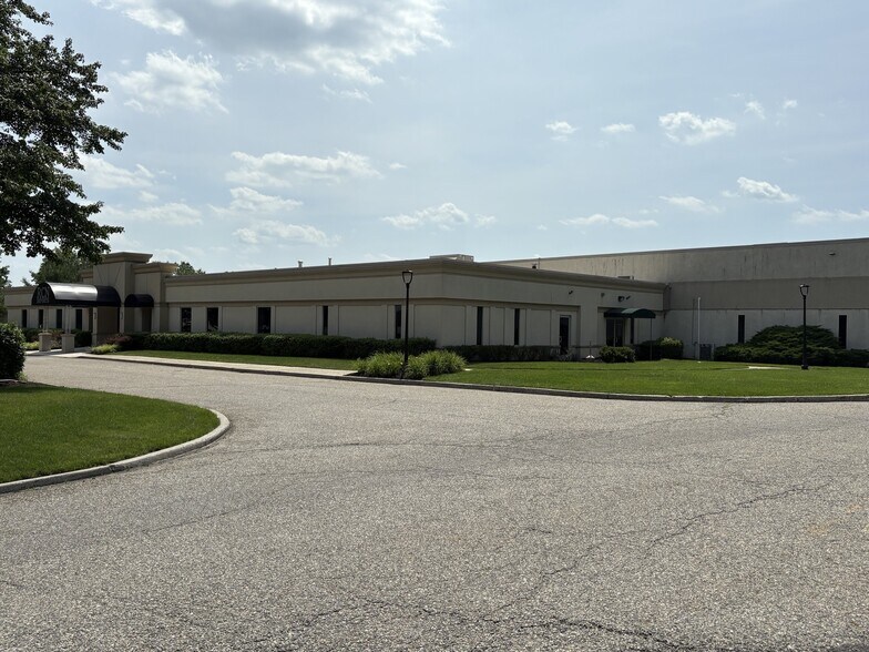 135 Raritan Center Pky, Edison, NJ à louer - Photo du bâtiment - Image 2 de 6