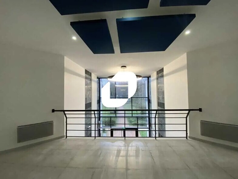 Flex in Gennevilliers for lease - Interior Photo - Image 2 of 11