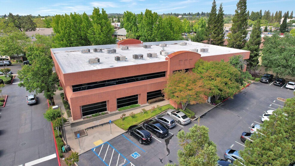 1568 Creekside Dr, Folsom, CA à louer - Photo du bâtiment - Image 3 de 6