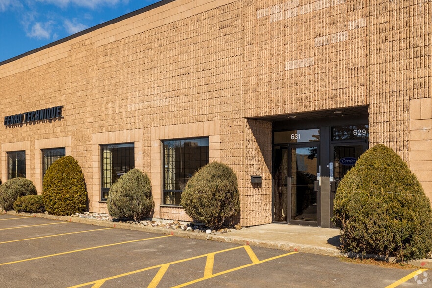 625-651 Rue McCaffrey, Montréal, QC for lease - Building Photo - Image 2 of 15