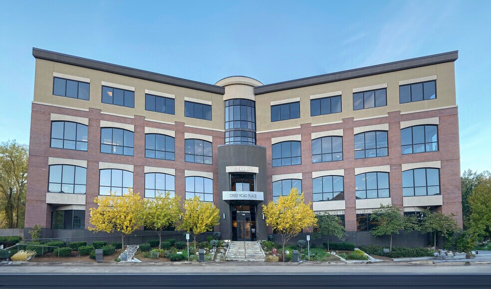 7440 S Creek Rd, Sandy, UT à louer - Photo du bâtiment - Image 2 de 9