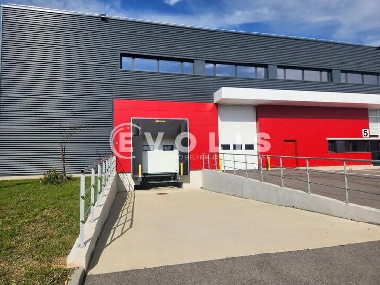 Bureau dans Heyrieux à louer - Photo du bâtiment - Image 2 de 28