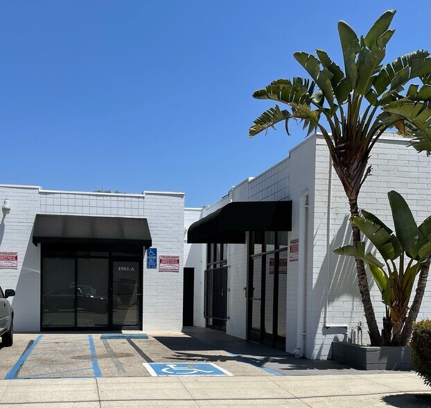 4901 Dumetz Rd, Woodland Hills, CA à louer - Photo du bâtiment - Image 2 de 17