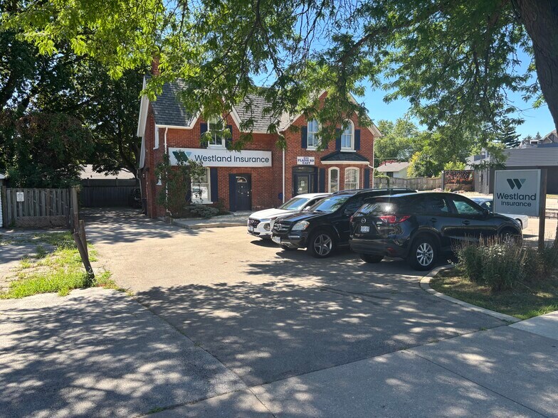 444 Plains Rd E, Burlington, ON à vendre - Photo du bâtiment - Image 2 de 5