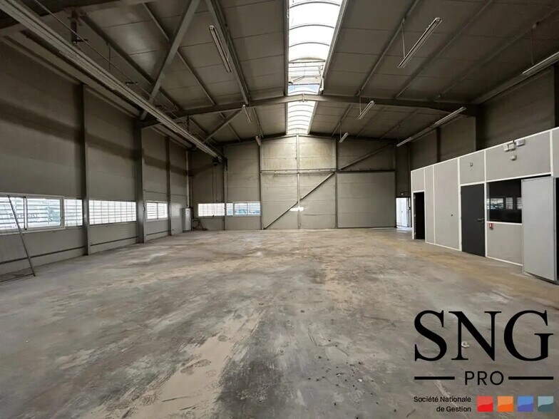 Industrial in Gardanne for lease - Building Photo - Image 1 of 8