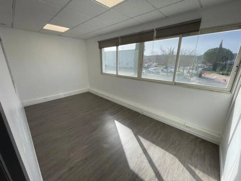 Office in Rousset for lease - Interior Photo - Image 3 of 6
