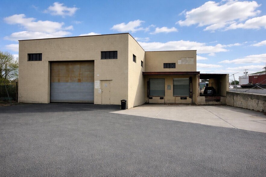2250 Urbanowitz Ave, Linden, NJ à louer - Photo du bâtiment - Image 1 de 6