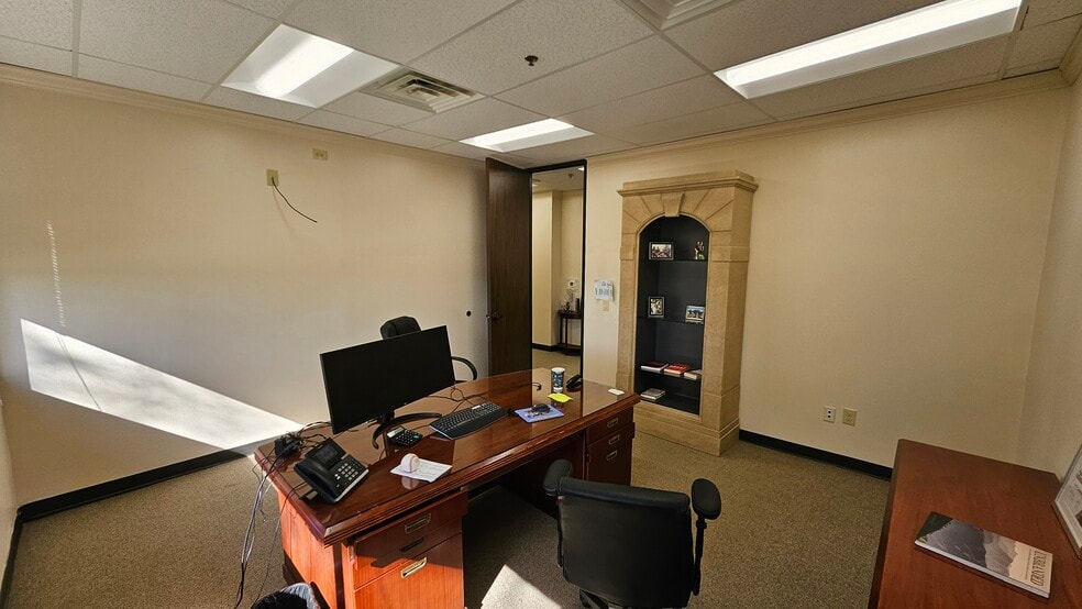 211 E Parkwood Ave, Friendswood, TX for lease - Building Photo - Image 3 of 16
