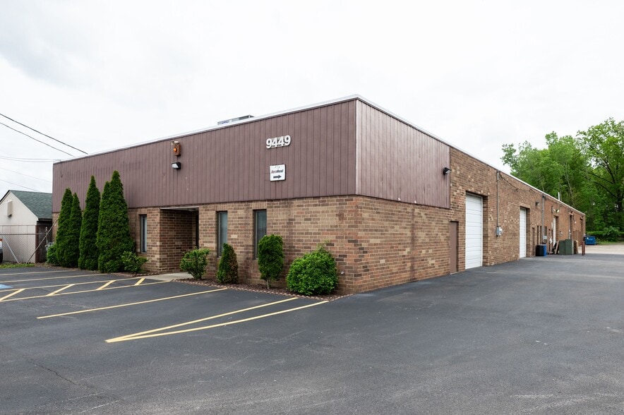 9449 Brookpark Rd, Parma, OH for lease - Building Photo - Image 1 of 3