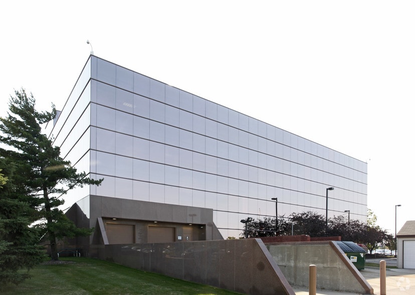 2050 S Linden Rd, Flint, MI for lease - Building Photo - Image 2 of 5