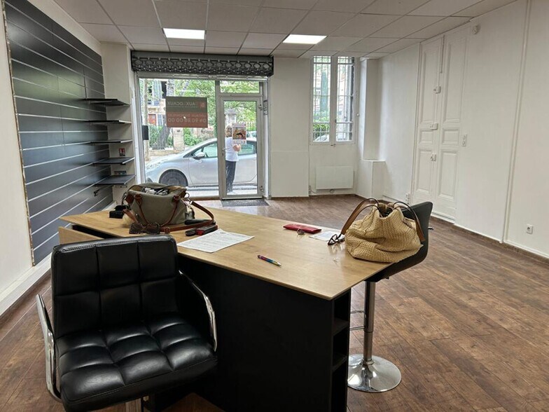 Retail in Salon-de-Provence for lease - Interior Photo - Image 2 of 4
