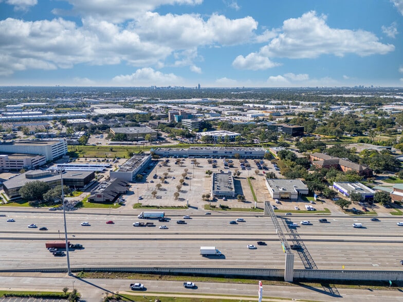 13167 Northwest Fwy, Houston, TX for lease - Building Photo - Image 3 of 9