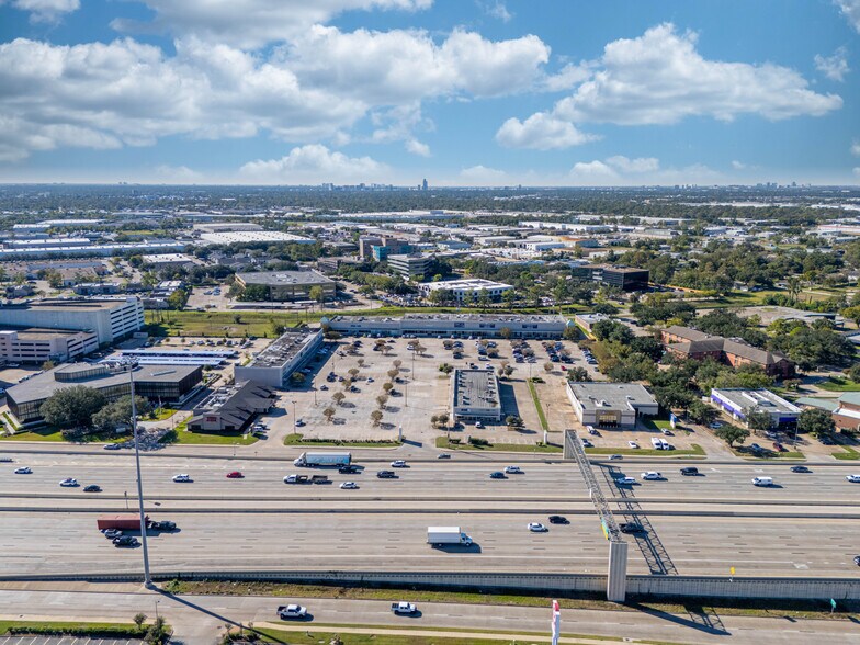 13167 Northwest Fwy, Houston, TX à louer - Photo du bâtiment - Image 3 de 9