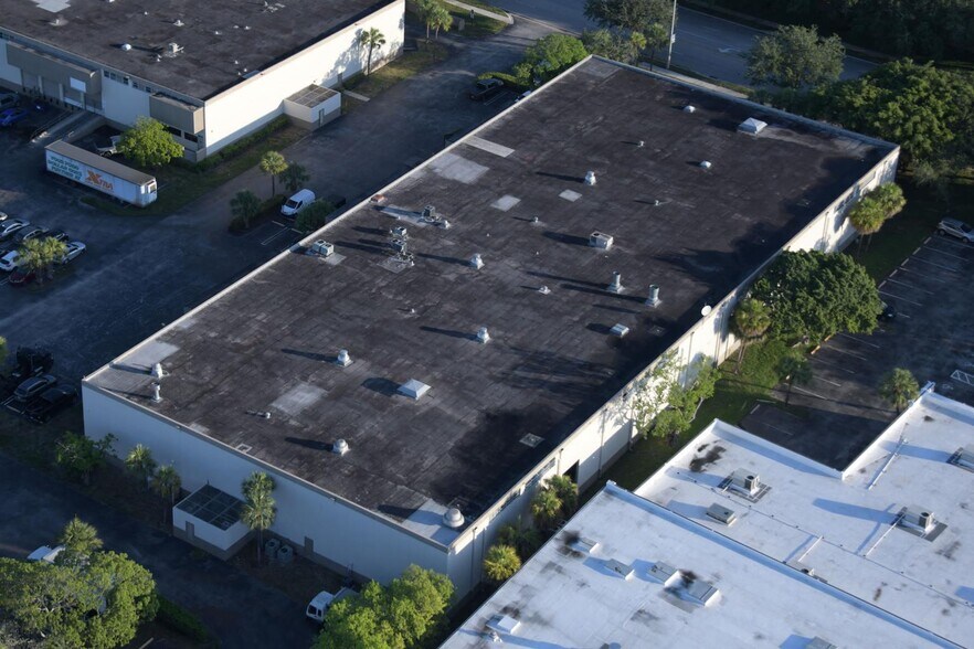 5800 Miami Lakes Dr, Miami Lakes, FL à louer - Photo du bâtiment - Image 3 de 10
