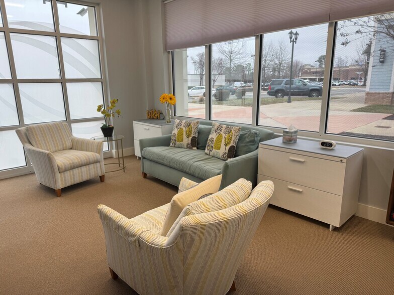 221 Stonebridge Plaza Ave, North Chesterfield, VA à vendre - Photo du bâtiment - Image 2 de 13