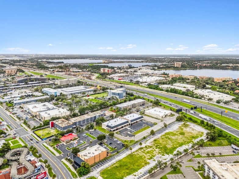 7036-7336 International Dr, Orlando, FL à louer - Photo du bâtiment - Image 2 de 5