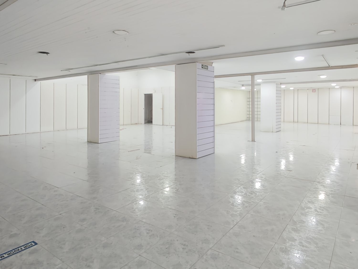Retail in A Coruña, La Coruna for lease Interior Photo- Image 1 of 21