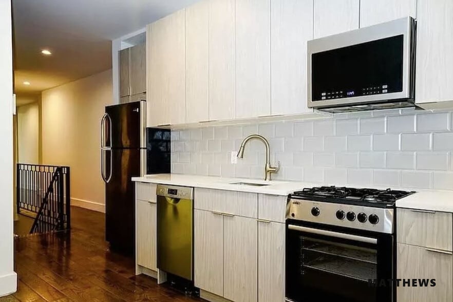 1673 Woodbine St, Ridgewood, NY à vendre - Photo du bâtiment - Image 2 de 5