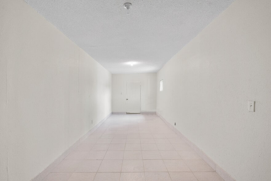 3905 Durazno, El Paso, TX for sale - Interior Photo - Image 2 of 15