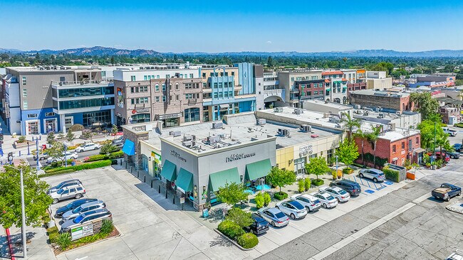 Plus de détails pour 100-136 W Foothill Blvd, Azusa, CA - Commerce de détail à louer