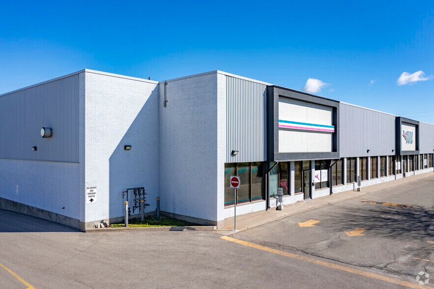 2301 Royal Windsor Dr, Mississauga, ON à louer - Photo du bâtiment - Image 2 de 5