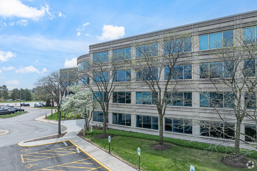 601 Oakmont Ln, Westmont, IL for sale - Building Photo - Image 2 of 5