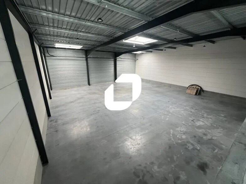 Office in Wambrechies for lease - Building Photo - Image 2 of 14