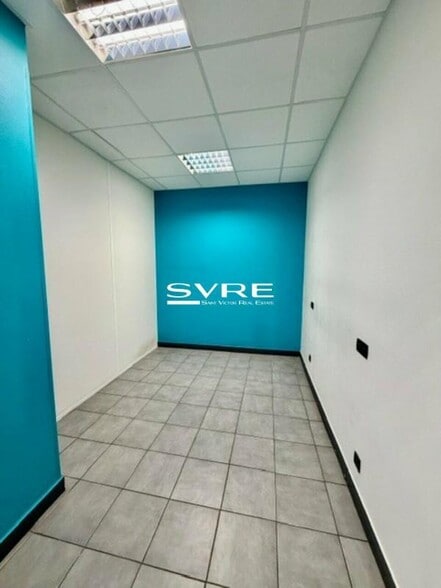 Retail in Marseille for lease - Interior Photo - Image 2 of 7
