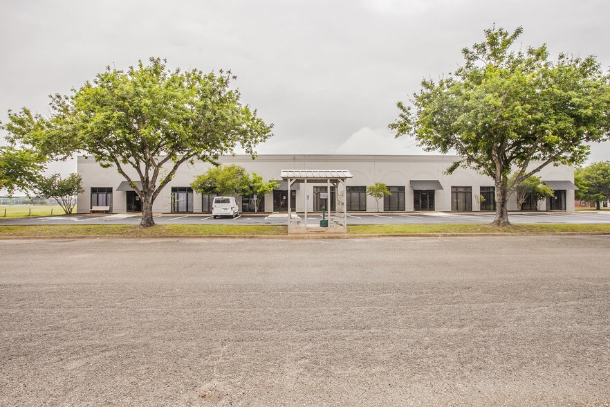 150 Settlement Dr, Bastrop, TX à louer - Photo du bâtiment - Image 1 de 10