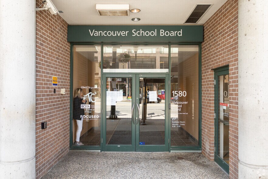 1580-1598 W Broadway, Vancouver, BC à louer - Photo du bâtiment - Image 3 de 5