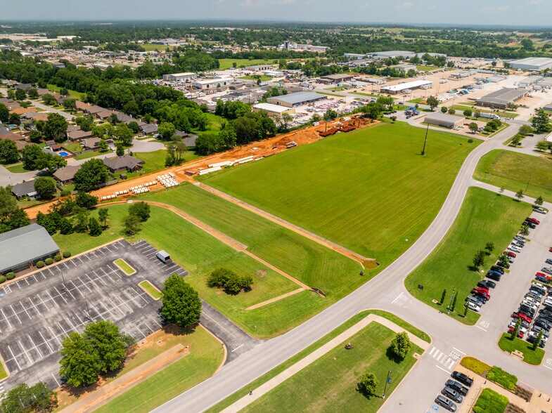 599 Bloomington Street, Lowell, AR à vendre - Photo du bâtiment - Image 2 de 6