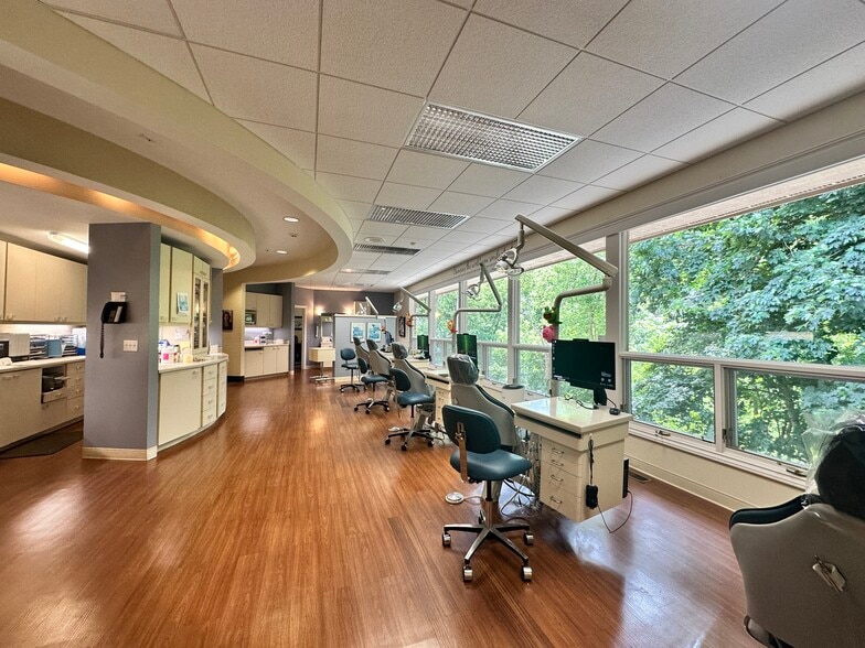 126 Herrick Park Dr, Tecumseh, MI for sale - Interior Photo - Image 2 of 4