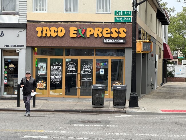 Plus de détails pour 3935 Bell Blvd, Bayside, NY - Commerce de détail à louer