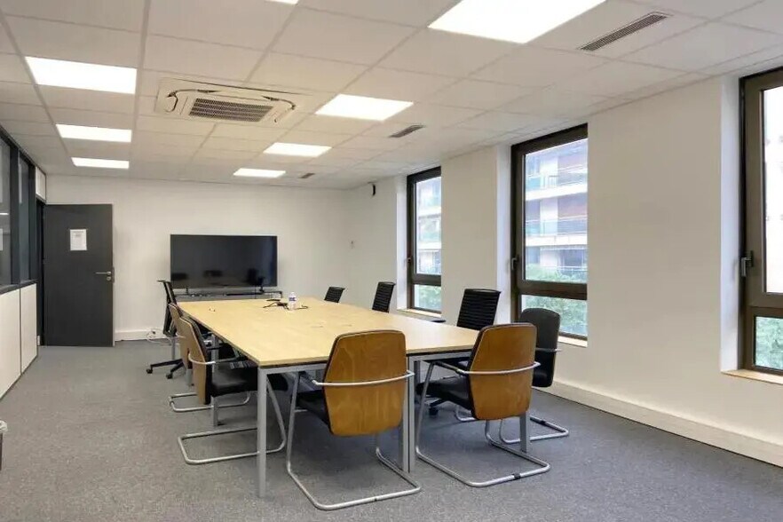 Bureau dans Neuilly-sur-Seine à louer - Photo du bâtiment - Image 3 de 5