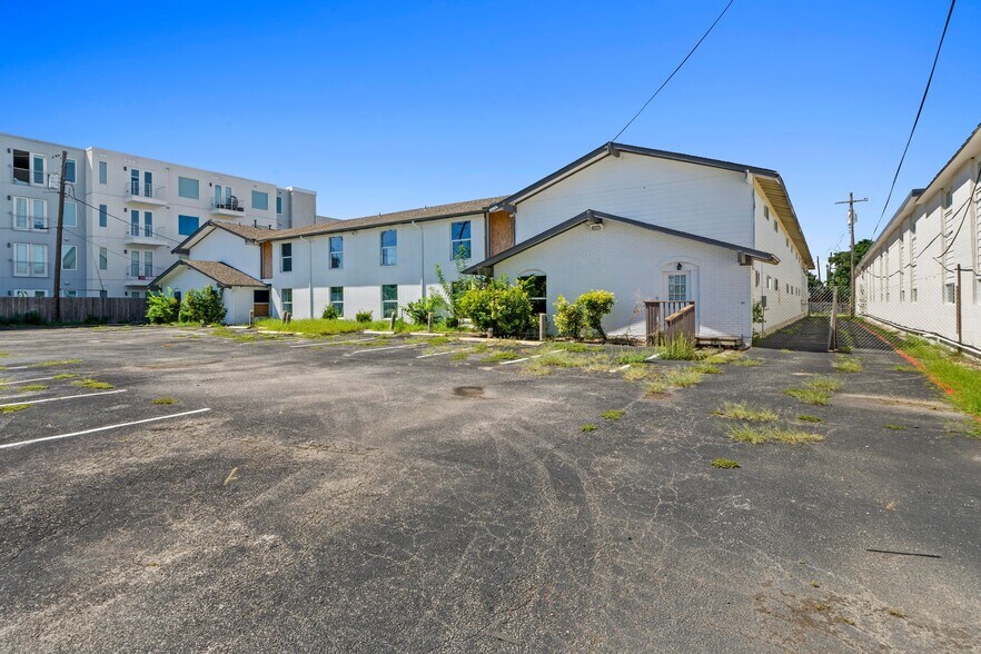 1105 Clayton Ln, Austin, TX for sale - Primary Photo - Image 1 of 7