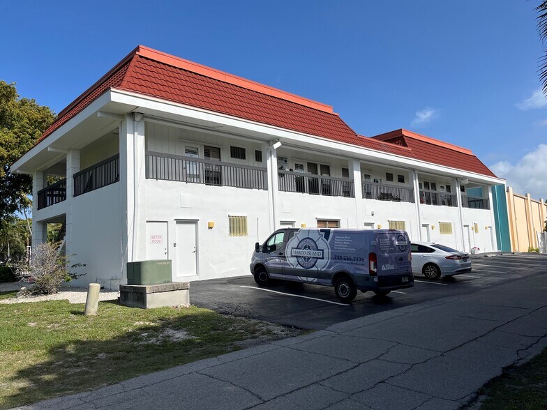 673-689 S Collier Blvd, Marco Island, FL à louer - Photo du bâtiment - Image 3 de 6