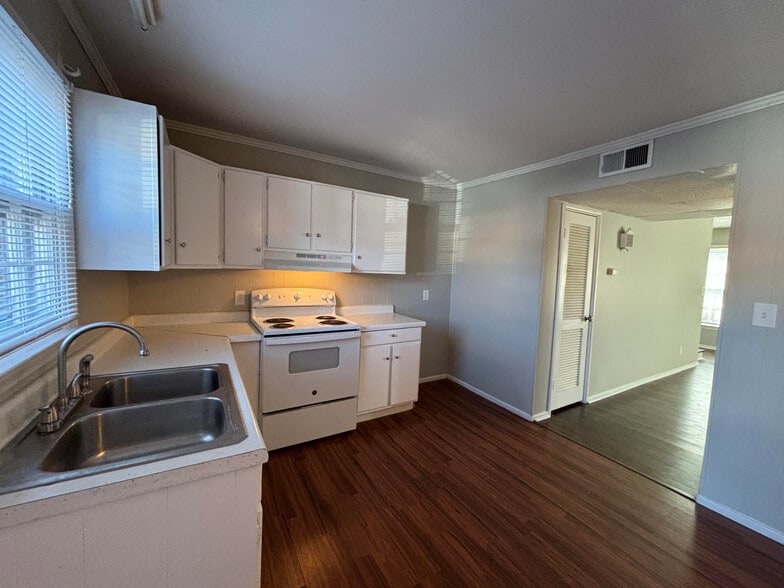 73 Unit Multifamily Portfolio portfolio of 2 properties for sale on LoopNet.ca - Building Photo - Image 3 of 11